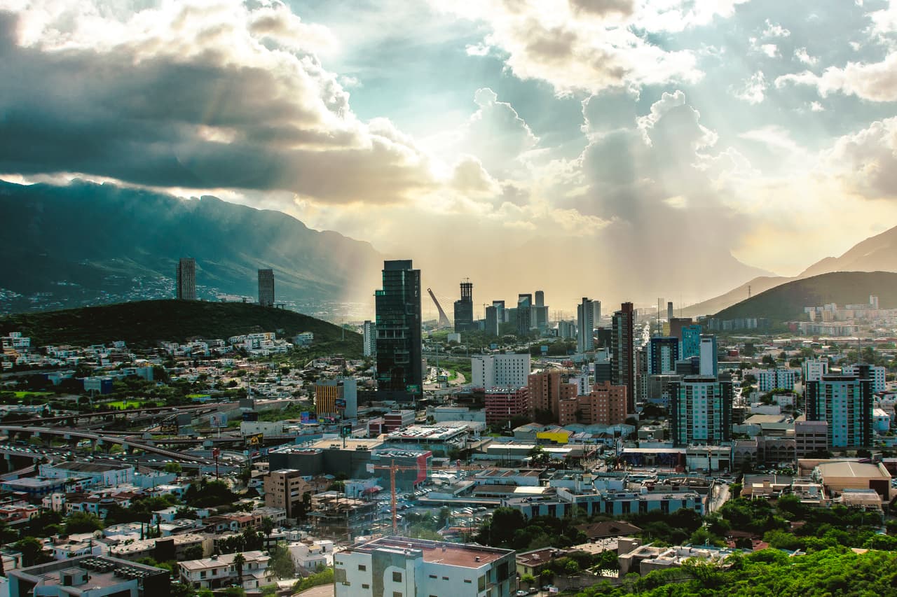 8- 
<b>Monterrey, México. (Puesto 113 de 231). </b>Se evalúa:
<b> </b>ambiente político y social, entorno económico, sociocultural, servicios médicos y de salubridad, educación, servicios públicos y transporte, recreación, disponibilidad de bienes de consumo, viviendas y entorno natural.