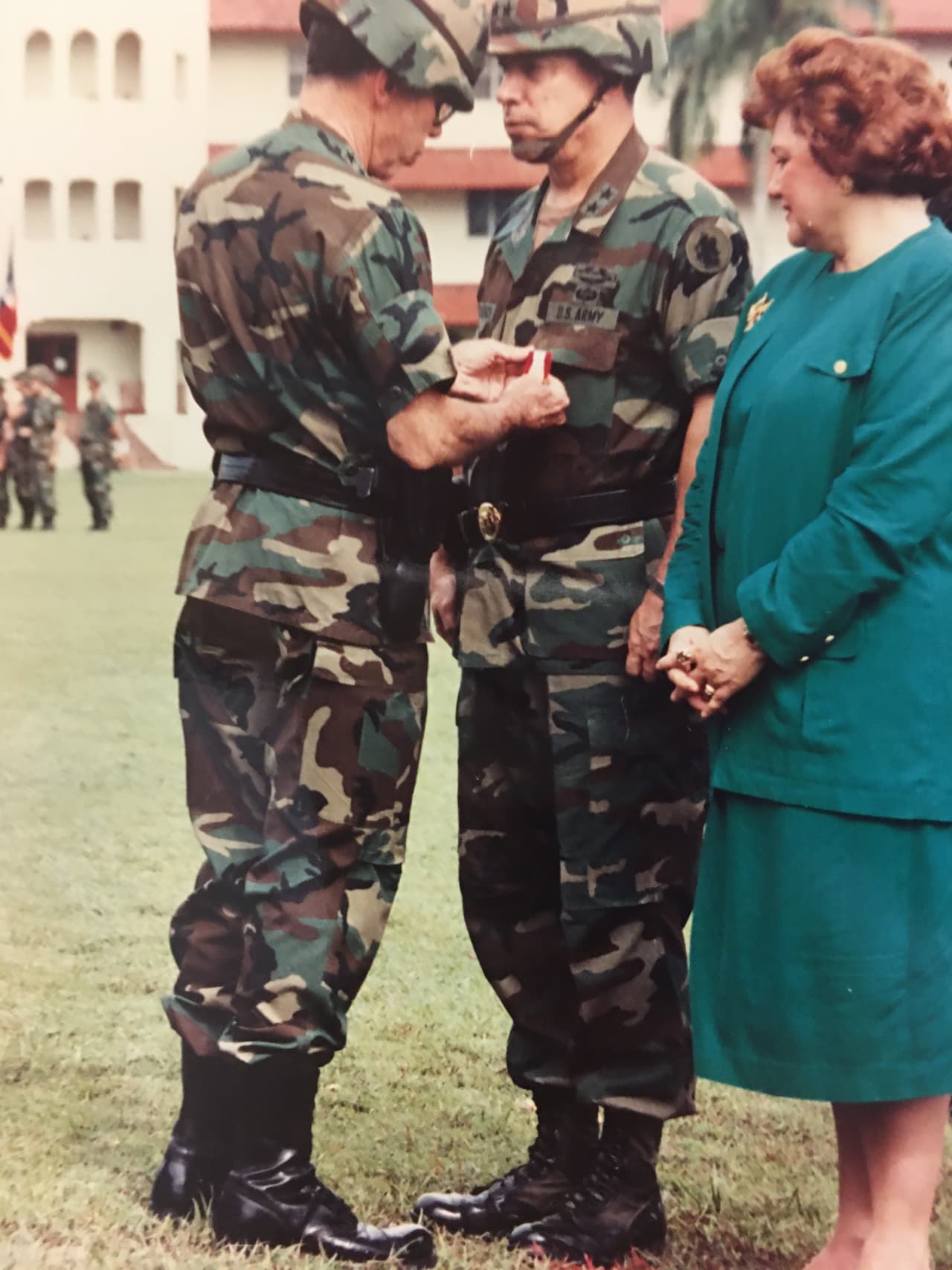 La fuerza invasora se puso bajo el mando del general Maxwell Thurman (izquierda), un militar adusto e inflexible con poca o ninguna experiencia en combate, conocido universalmente como 'Mad Max'. Thurman conocía muy poco sobre Panamá y sólo había estado en el país unas pocas semanas. Tampoco confiaba en Cisnetros (derecha) un tejano de habla hispana. "Eran dos mentalidades diferentes. Thurman pensó que era una guerra convencional. Realmente no le gustaba que Cisneros fuera el tipo que sí sabía lo que estaba pasando", dice el historiador militar Lawrence Yates.