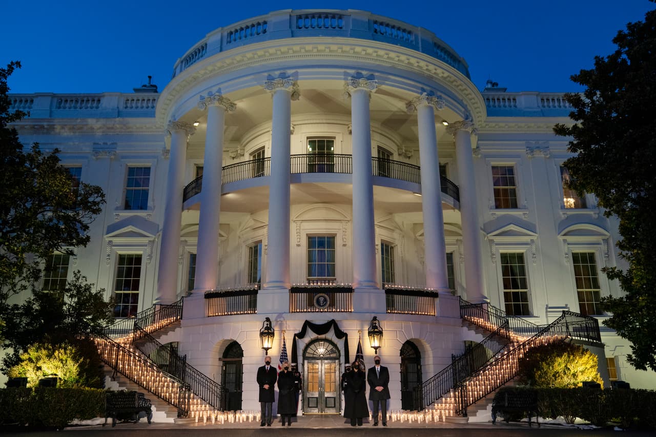 <b>500,000 fallecidos por la pandemia de covid-19 en Estados Unidos: “Para aquellos que han perdido a un ser querido, esto es lo que sé: ellos realmente nunca se van”.</b>
<br>
<br>El presidente Biden y la vicepresidenta Kamala Harris, acompañados de sus esposos, Jill Biden y Doug Emhoff, 
<a href="https://www.univision.com/noticias/estados-unidos/joe-biden-medio-millon-muertos-covid-19-casa-blanca-ceremonia-fotos"><u>encabezaron una ceremonia para rendir homenaje al medio millón de fallecidos por covid-19 en el país</u></a>. El 22 de febrero Estados Unidos sobrepasó las 500,000 víctimas de la pandemia.
<br>