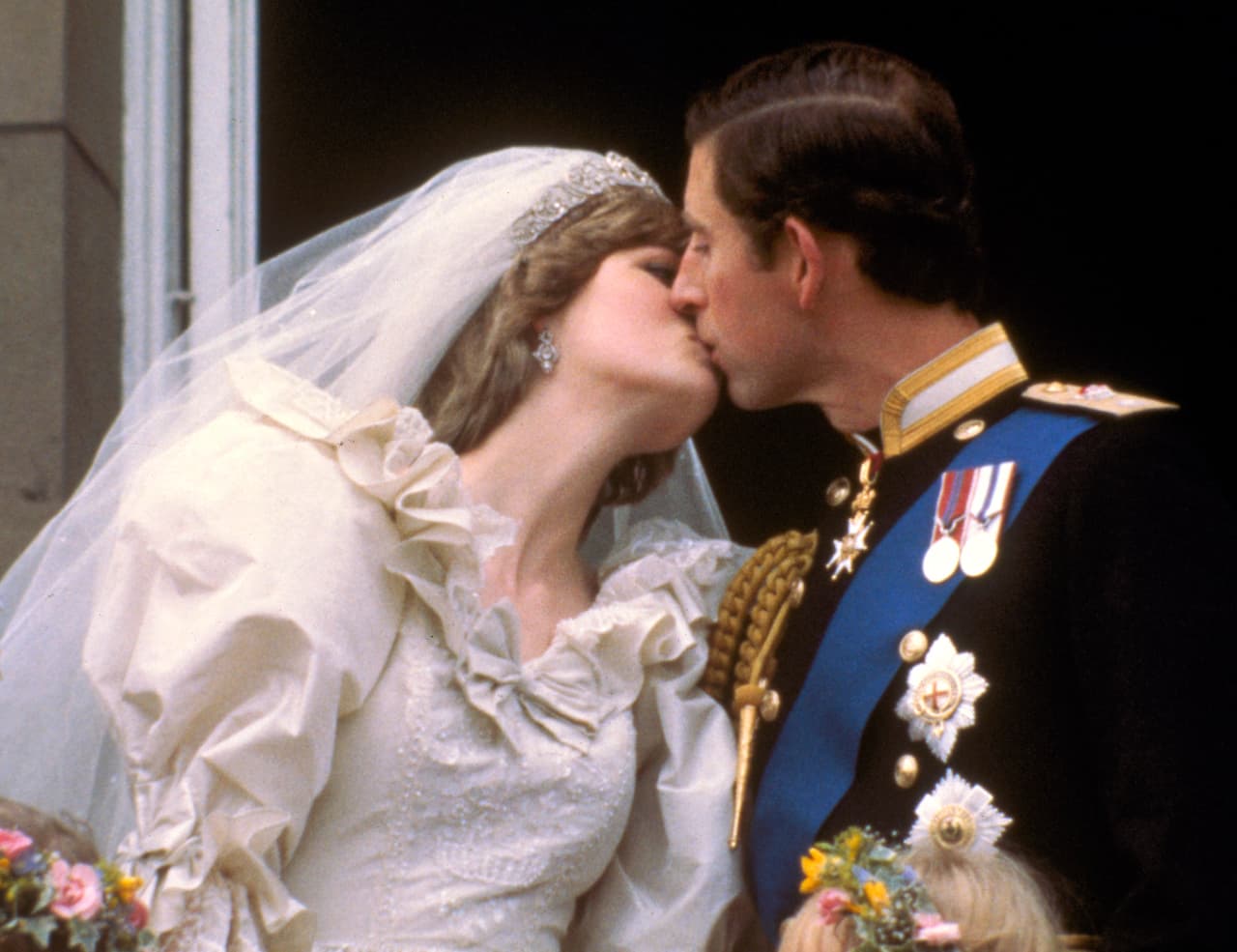 El primer beso público real en el balcón en la historia del palacio de Buckingham. Fue la primera vez que una pareja se besó en ese lugar. Carlos había 'olvidado' besar a su nueva esposa al final de la ceremonia matrimonial, como mandaba la tradición, y por eso escenificaron este beso, que quedó como una de las imágenes más destacadas de la llamada "boda del siglo".