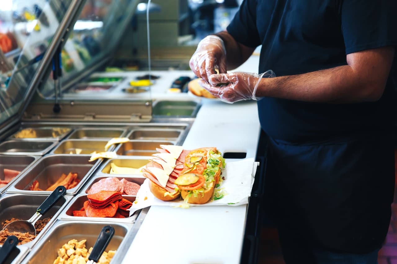 <b>Puesto 9. Servidores de alimentos (no restaurantes).</b>
<br>
<br>Salario anual promedio: 27,612 dólares.
<br>
<br>Número total de trabajadores en 2020: 85,000.
<br>
<br>Proyección del cambio en la cantidad de personas en este empleo de 2019 a 2029: +6.8%.
<br>
<br>Empleados en este oficio con licenciatura universitaria: 10.5%.
<br>
<br>Este tipo de empleados sirve alimentos en hoteles, hospitales e instalaciones de atención residencial. El trabajo no tiene requisitos formales de educación o experiencia y los que lo hacen tienden a ser bastante jóvenes, 33.1 años de edad promedio.
<br>