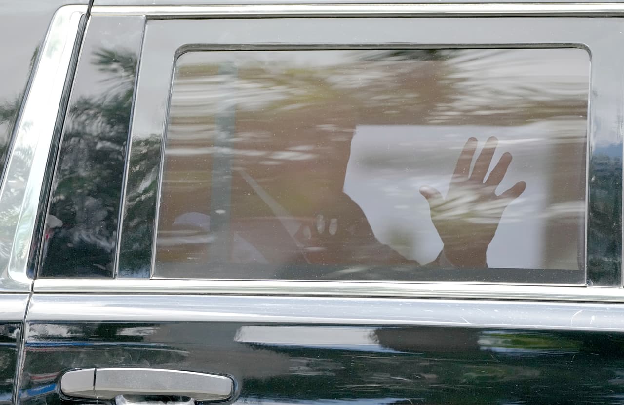 Donald Trump se encontraba tranquilo y saludando a la prensa y a sus seguidores desde su auto.