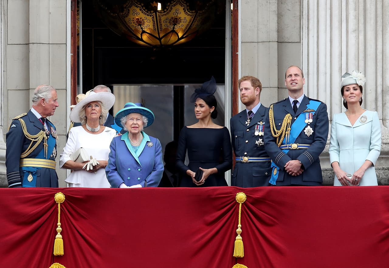 No tiene empacho en ocultar o minimizar sus raíces dentro de una monarquía en la que por muchas generaciones ha prevalecido la sangre blanca europea. Pero no es la primera mujer de raza no blanca dentro de la realeza británica. La reina Victoria 
<b><a href="https://www.royalparks.org.uk/parks/brompton-cemetery/explore-brompton-cemetery/princess-victoria-gouramma" target="_blank">adoptó a una princesa india </a></b>a mediados del siglo 19. También 
<b><a href="https://www.dw.com/en/before-meghan-and-harry-the-british-royals-historical-views-on-race/a-56818581" target="_blank">existió el caso de la reina Charlotte</a></b> (1744-1818), esposa del rey Jorge III, a la que se le atribuye sangre negra.