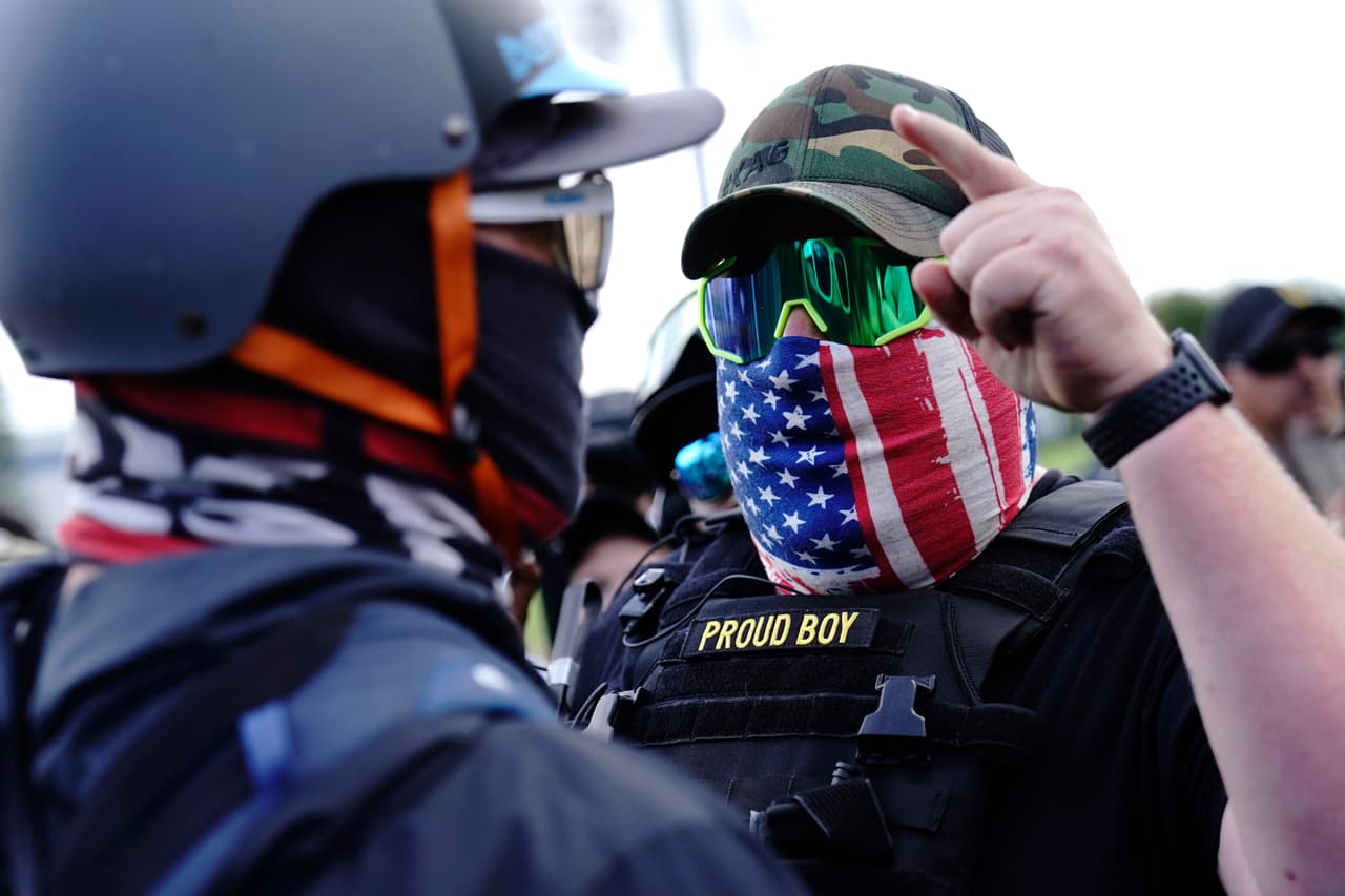 Casi 200 miembros del grupo se han hecho sentir en la ciudad, con decenas de ellos vistiendo chalecos militares antibalas.
<b> En la imagen, un integrante de los Proud Boys increpa a un contramanifestante. </b>
<br>