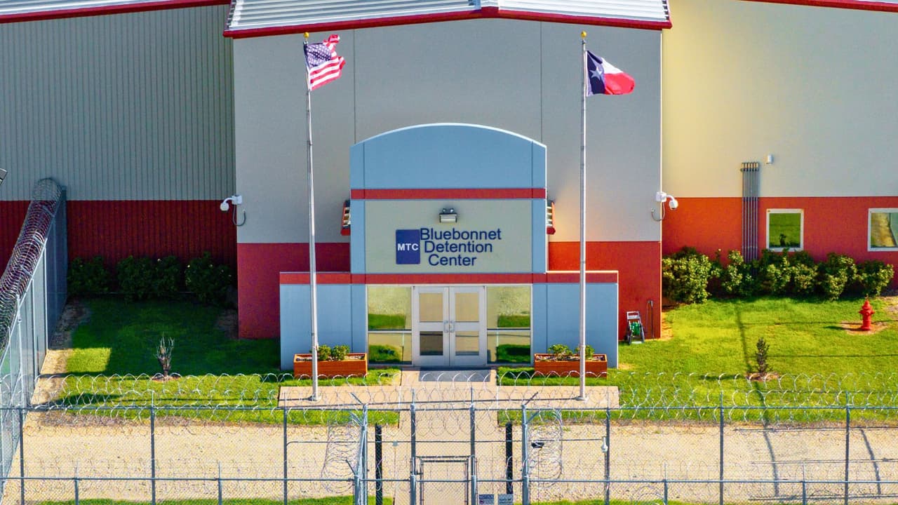 <h3 class="cms-H3-H3">¿Dónde están ahora? </h3>
<br>El 4 de mayo,
<b> los 23 hombres fueron trasladados del centro Bluebonnet al centro de detención Prairieland</b>, en Alvarado, también en Texas. La nueva sede está en una jurisdicción judicial que, según abogados migratorios,
<b> favorece más las decisiones del gobierno federal</b>. Este cambio ha sido interpretado como 
<b>una estrategia legal para reactivar las deportaciones sin obstáculos.</b>