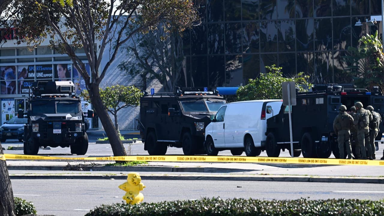 VIDEO: El gobernador de California, Gavin Newsom, lamentó lo sucedido vía Twitter: "Monterey Park ha debido tener una noche de alegría y celebración por el Año Nuevo Lunar. En cambio, fue víctima y este horrible y despiadado acto de violencia con armas de fuego".El alguacil del condado de Los Ángeles dice que todavía no se puede confirmar si el tiroteo se trató de un crimen de odio. El presidente Joe Biden ofreció sus condolencias a las víctimas y ordenó que las banderas ondearan a media asta en la Casa Blanca y otros edificios federales.