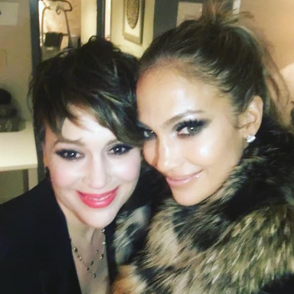 JLo brilla por su belleza y gran corazón, tanto que varios famosos como Alyssa Milano, quieren ver su show.