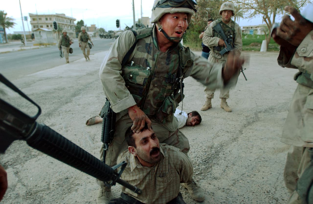 Soldados estadounidenses arrestan a militares iraquíes en Tikrit, unas 100 millas al norte de Bagdad el 4 de abril de 2003. Luego del control de la capital, las ciudades que continuaban leales al régimen de Hussein cedieron.
