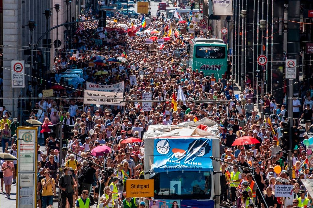 Varios miles de personas se manifestaron este sábado en Berlín para protestar contra las medidas de prevención frente al coronavirus, que según ellas limitan las libertades individuales.