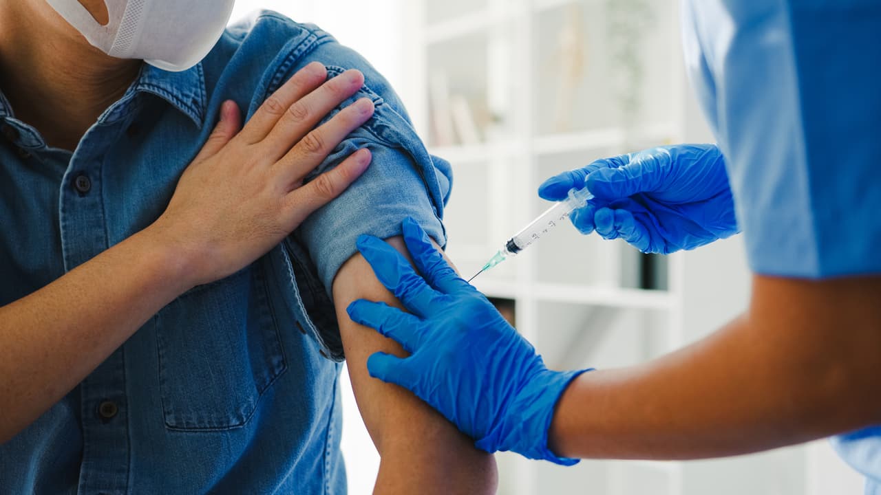 Es imposible saber durante cuánto tiempo una persona puede estar inmune, dijo el Dr. Prathit Kulkarni, experto en enfermedades infecciosas del Baylor College of Medicine. "No hay forma de calcular eso".