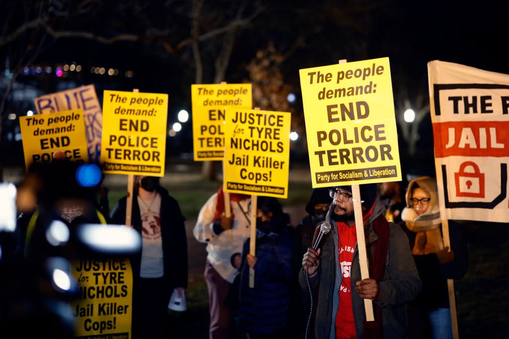 El director del FBI, Christopher Wary, dijo estar "horrorizado" después de ver el video, durante una comparecencia desde el Departamento de Justicia donde estuvo junto al fiscal general, Merrick Garland. Las protestas por el homicidio policial de Nichols también están desarrollándose en la capital del país,
<b> mientras las autoridades esperan la posibilidad de disturbios en varias cuidades de EEUU. </b>
<br>