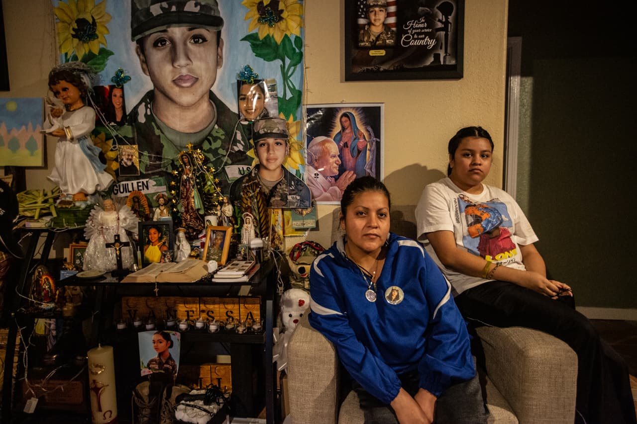 Gloria y Lupe Guillén sentadas junto a una colección de imágenes de Vanessa y algunos de sus objetos personales en en el salón de su casa de Houston, Texas.