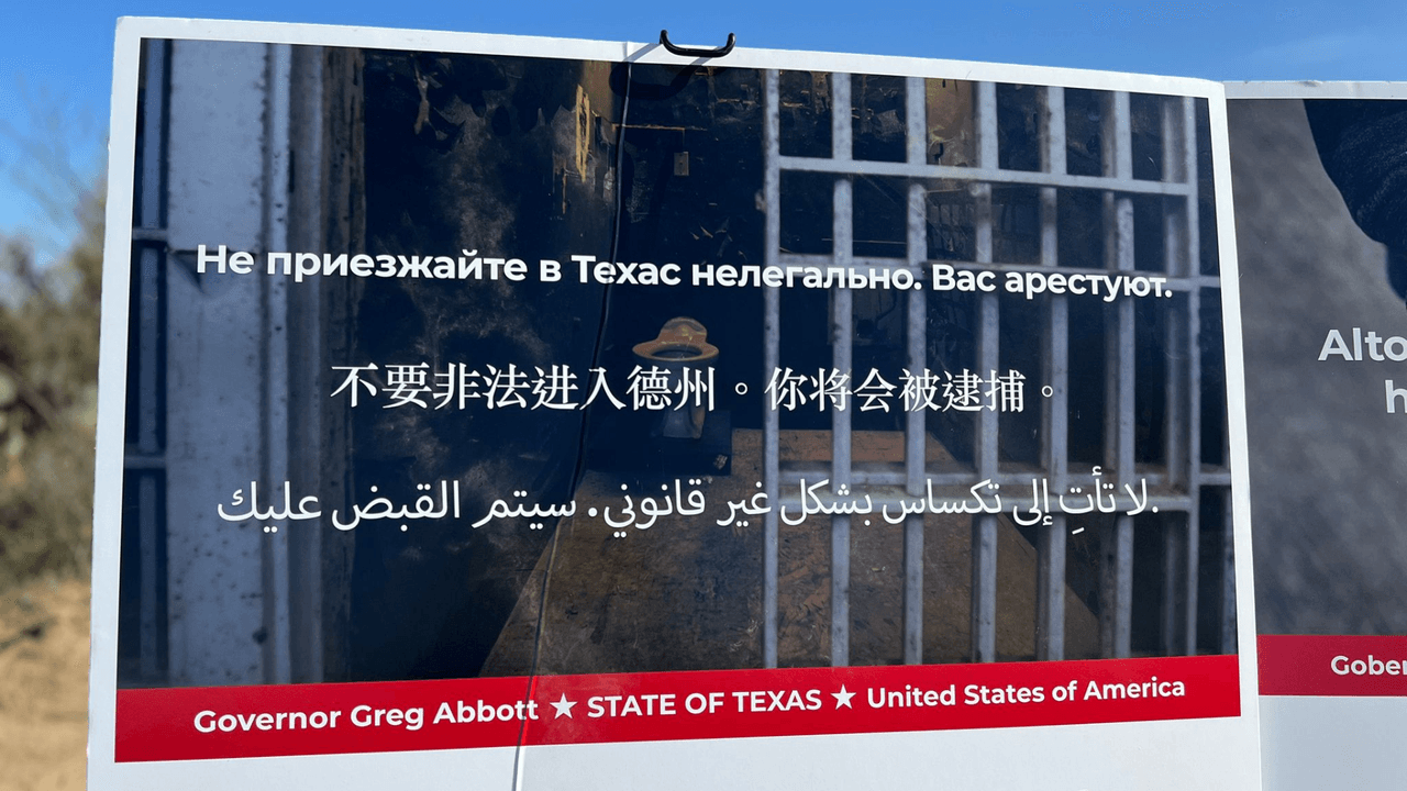 Estos letreros incluso están traducidos en otros idiomas, incluyendo el chino, ruso y árabe. Ocasionalmente, las autoridades de Texas DPS reportan que inmigrantes de otros continentes son encontrados en la frontera.