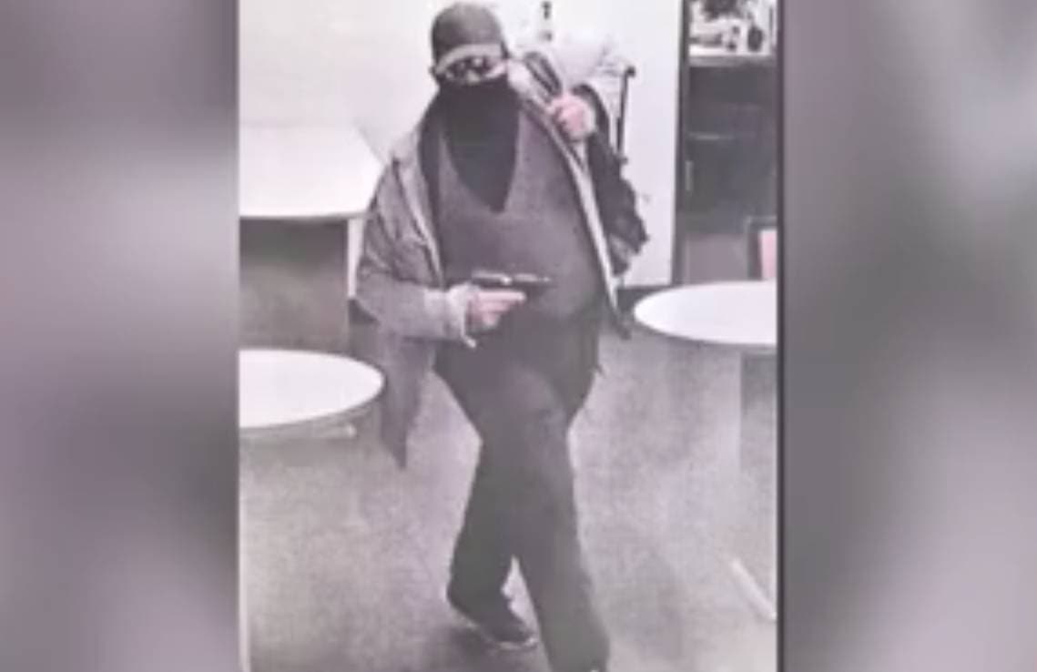 El hombre había cubierto su rostro con un pañuelo, llevaba gafas oscuras y una cachucha. Además, tenía un arma que las autoridades describieron como "semiautomática" y un morral en el cual portaba más balas, gas pimienta y esposas, según el reporte policial.