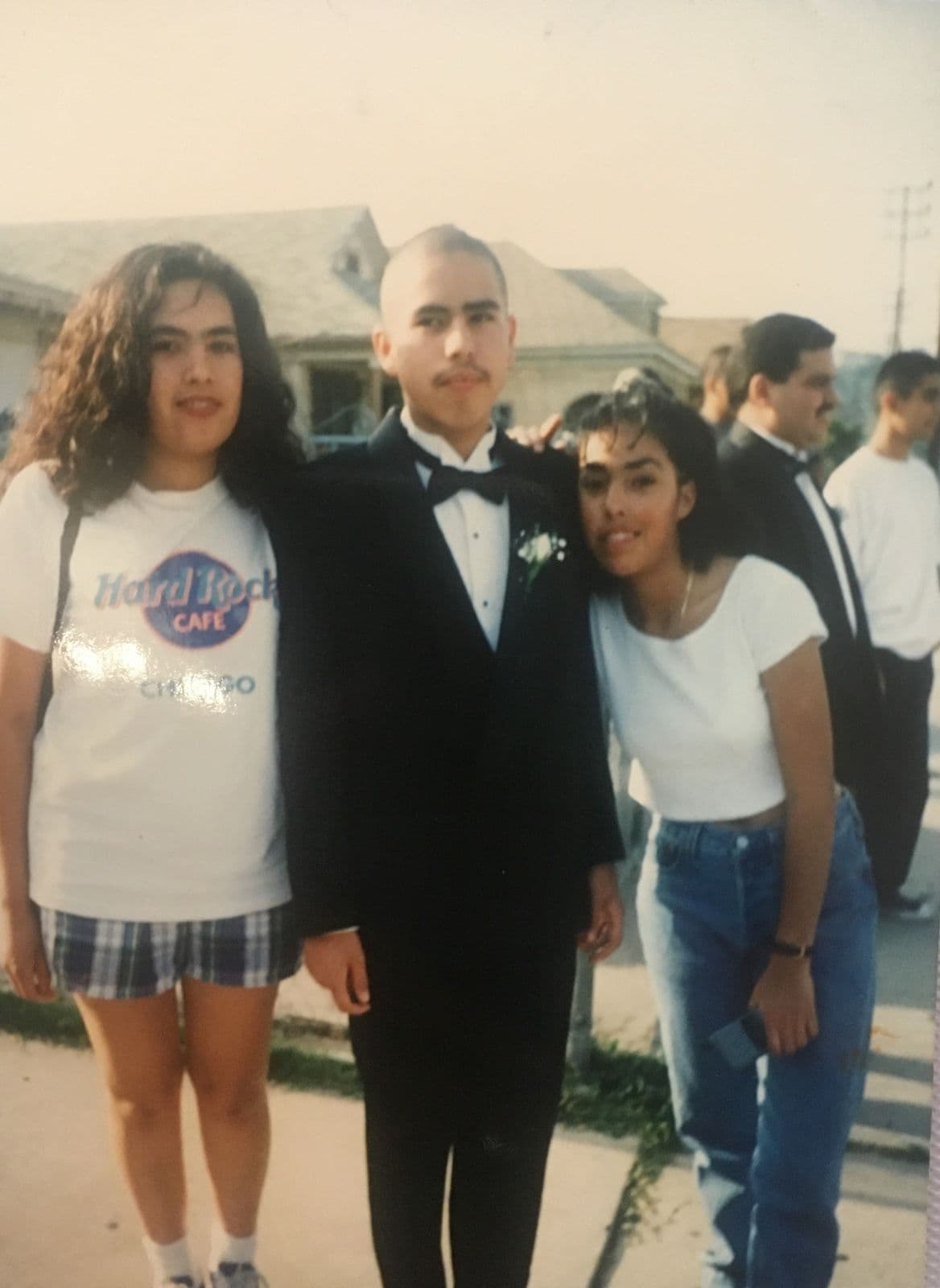 A la edad de 18 años, poco antes de ser detenido por la Policía de Los Ángeles, David Díaz posaba con sus hermanas Ángela y Darlene. Su madre capturó la imagen cuando él acompañaba a su vecina a su fiesta de graduación.