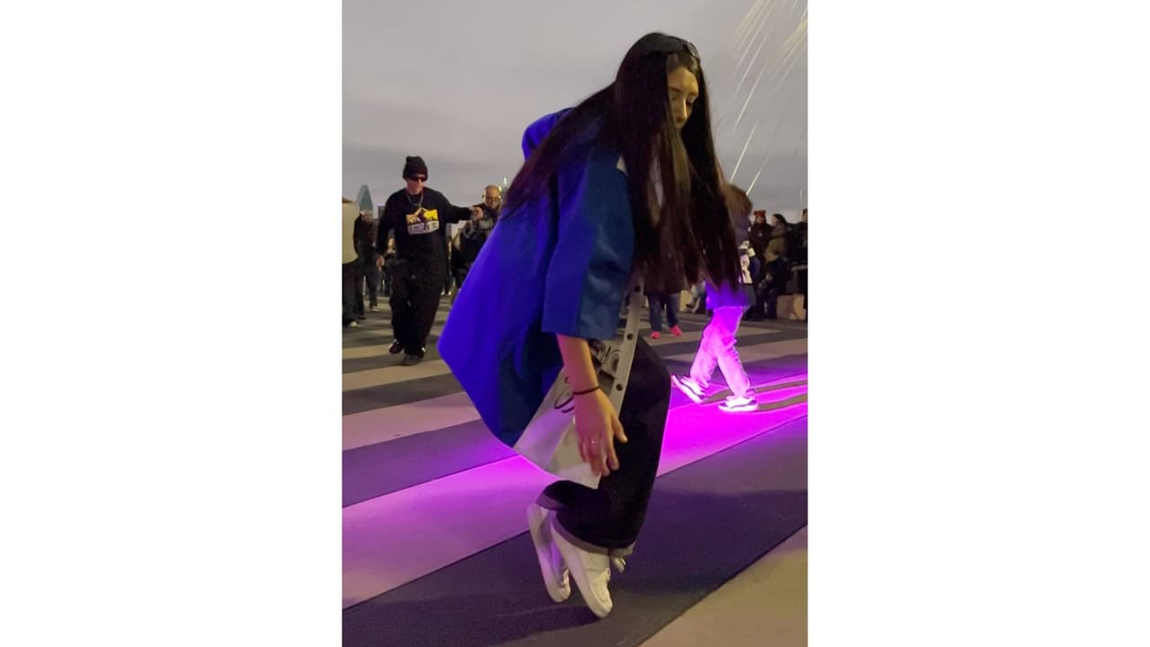 La 
<b>cumbia colombiana tradicional fue mezclada </b>y rebajada con ritmos más electrónicos en sonideros de 
<b>colonias populares en el área metropolitana de Monterrey</b>. De aquí surgió la subcultura de
<b> "los colombias" vestían pantalones y camisas amplias, lentes de sol, tennis y los hombres usaban peculiares cortes de cabello. </b>Una representación de "los colombias" fue en la 
<a href="https://www.univision.com/entretenimiento/cine-y-series/8-cosas-que-no-sabias-del-protagonista-de-ya-no-estoy-aqui-saldra-en-otras-peliculas" target="_blank">película "Ya no estoy aquí"</a>.