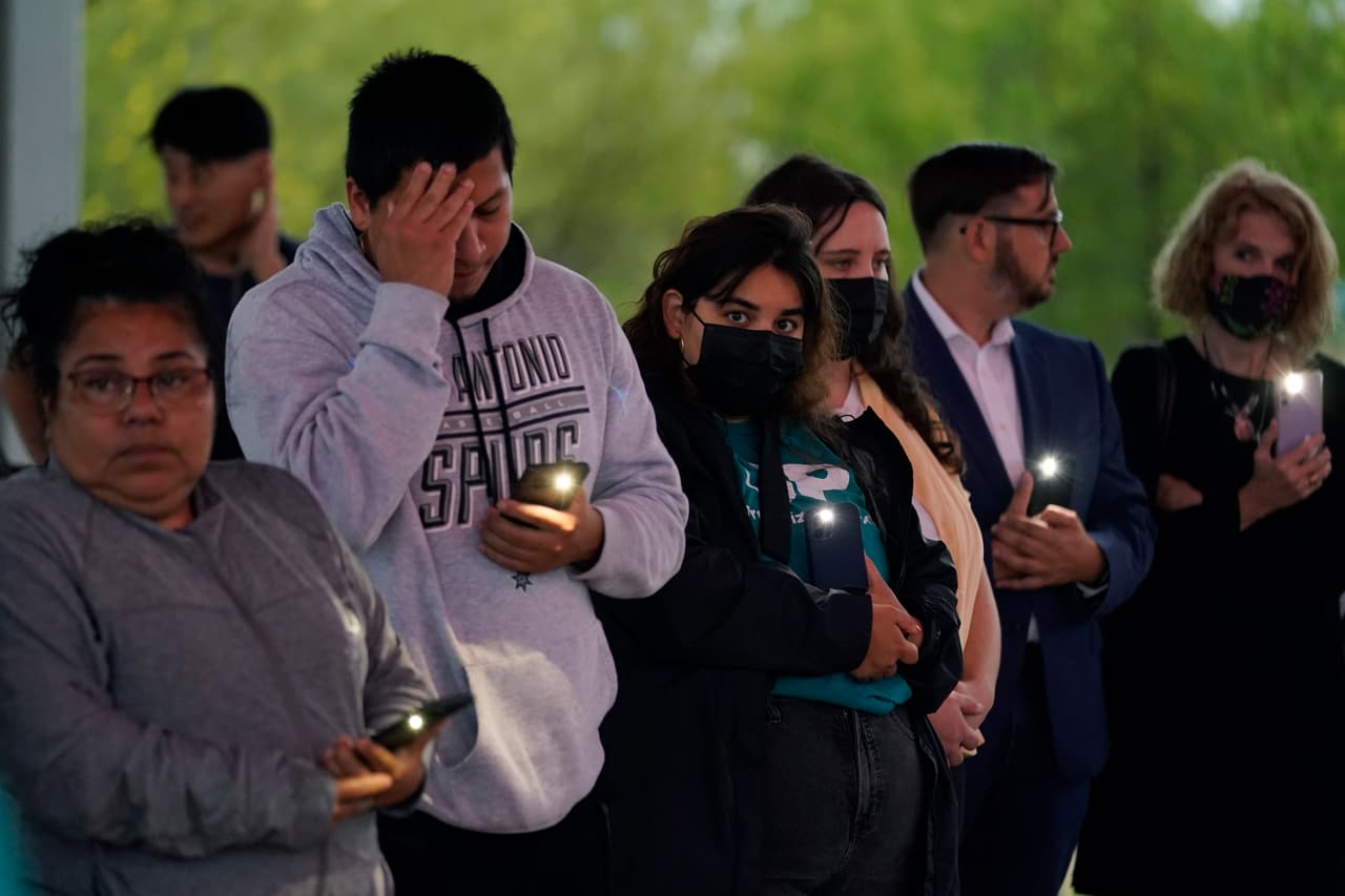 “Esto no tenía que haber ocurrido. Si hubiera una mejor manera para que las personas entren al país de forma segura no irían por lo harían de esta manera tan desesperada”, le dijo a AP Debbie Ponce, una de las participantes en la vigilia.