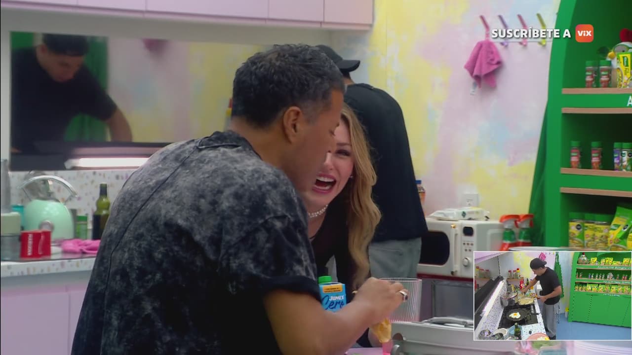 Aldo se enchila HORRENDO al darle una mordida al chile serrano