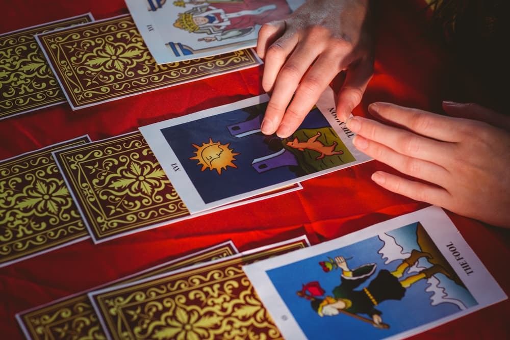 Hay una expansión de la lectura de tres cartas que las sube a un total de nueve, pero para ello ya debes sumar todos los naipes, incluyendo los arcanos menores. Así, tendrás tres cartas que hablen de tu pasado, en una sola fila vertical. En la de enmedio, tres cartas que hablan de tu situación actual, y finalmente una tercera columna donde tengas tres cartas que te den claves de tu futuro.