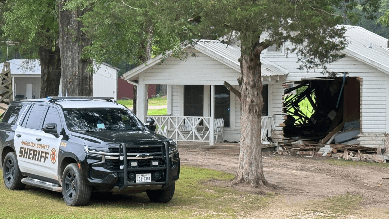 Una camioneta atravesó una casa por completo en la FM 842, en el área de Moffit en el condado de Angelina, ubicado en el este de Texas.
<br>
<br>El incidente ocurrió durante la mañana del 24 de abril. El dueño de la casa, 
<b>Robert Boles, de 70 años, murió luego de que el vehículo completamente pasó por su casa</b>. Las autoridades llegaron y comenzaron a investigar.