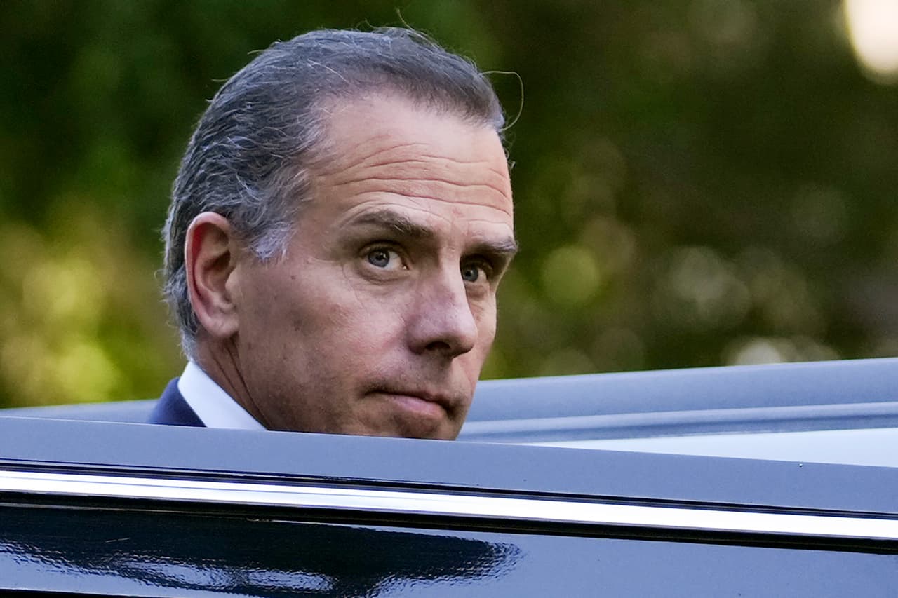Hunter Biden sale de la corte el 5 de septiembre, en Los Ángeles. Meses más tarde llegaría un 
<a href="https://www.univision.com/noticias/elecciones-en-estados-unidos-2024/polemicos-perdones-presidenciales-eeuu-indulto-joe-biden-hijo-hunter">perdón presidencial de su padre, Joe Biden, que cerró los casos por impuestos y posesión de armas que Hunter</a> tenía en la Justicia.