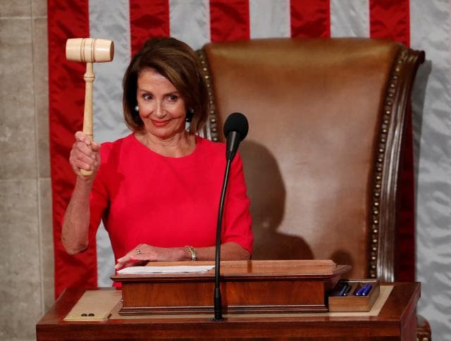 <b>Nancy Pelosi, primera mujer presidenta del Congreso y la primera mujer que repite en ese cargo. </b>La demócrata por California presidió desde 2007 hasta 2011 la Cámara de Representantes. Luego fue líder de la minoría hasta 2019, cuando fue elegida de nuevo presidenta de la Cámara Baja. Fue otra vez reelegida en 2021 en ese cargo.