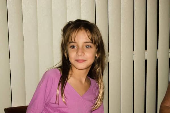 El coro dice: "Y ahora yo cómo le explico a Mayita que su papá se murió, que paseó por Venezuela y el hampa se lo llevó, que Mónica está en el cielo y la cuida con papá Dios".