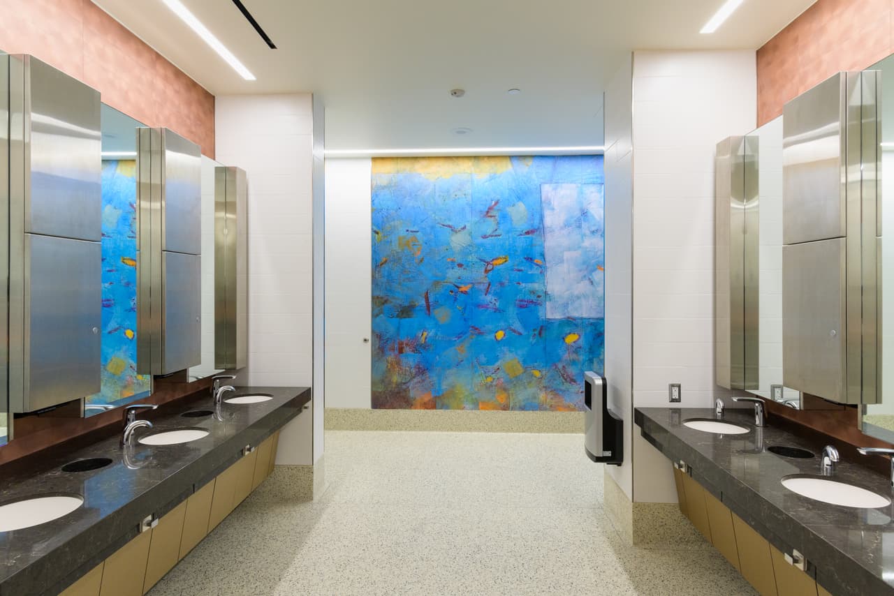 Incluso los baños del nuevo aeropuerto de Salt Lake City cuentan con instalaciones de arte.