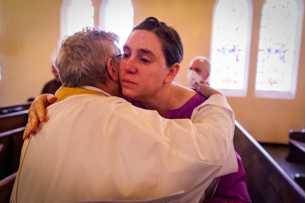 Honrando el 
<b><a href="https://www.univision.com/local/los-angeles-kmex/familia-de-altadena-encuentra-la-fe-en-las-cenizas-imagenes-religiosas-resultan-intactas-tras-el-incendio-eaton" target="_blank">segundo mandamiento del cristianismo, "amarás a tu prójimo como a ti mismo"</a></b>, sacerdotes y feligreses compartieron un abrazo solidario en momentos en que miles de personas en el sur de California viven en incertidumbre, pues 
<b>los incendios Palisades e Eaton no han podido ser contenidos en un 100%</b>.
