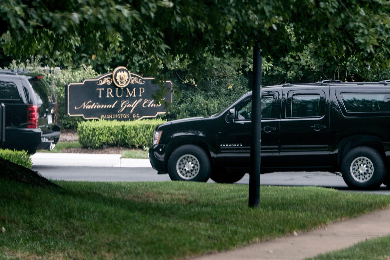 Mientras la ceremonia en honor a McCain ocurría en la Catedral de Washington, Donald Trump se dirigió a uno de sus clubes de golf en Loudoun County, Virginia.