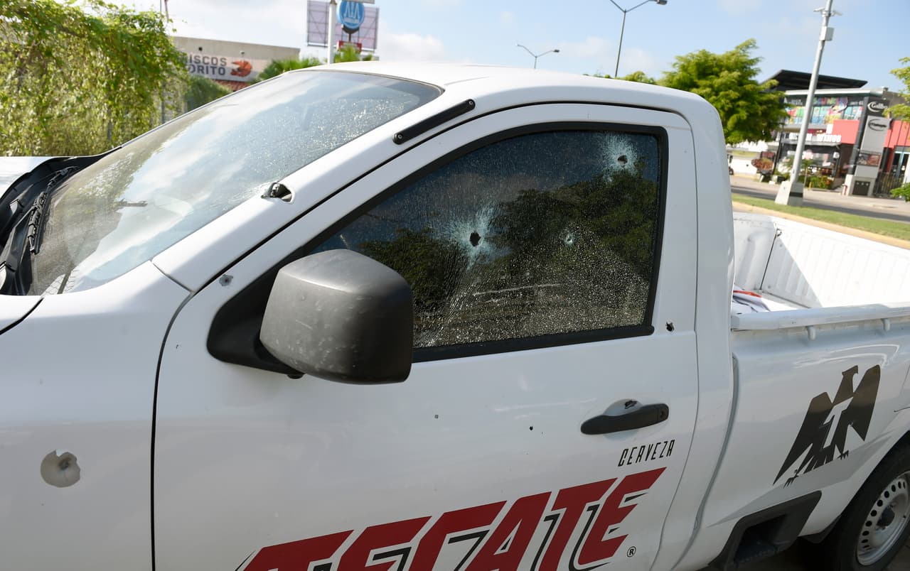 El menor de ‘Los Chapitos’ no aprendió la lección y aprovechó el llamado ‘Culiacanazo’ para subir de nivel en el cartel. Una fuente de Univision Noticias dijo que él y su hermano Iván Archivaldo Guzmán Salazar estuvieron a finales de 2021 en una propiedad de Mazatlán protegidos por unos 50 pistoleros.