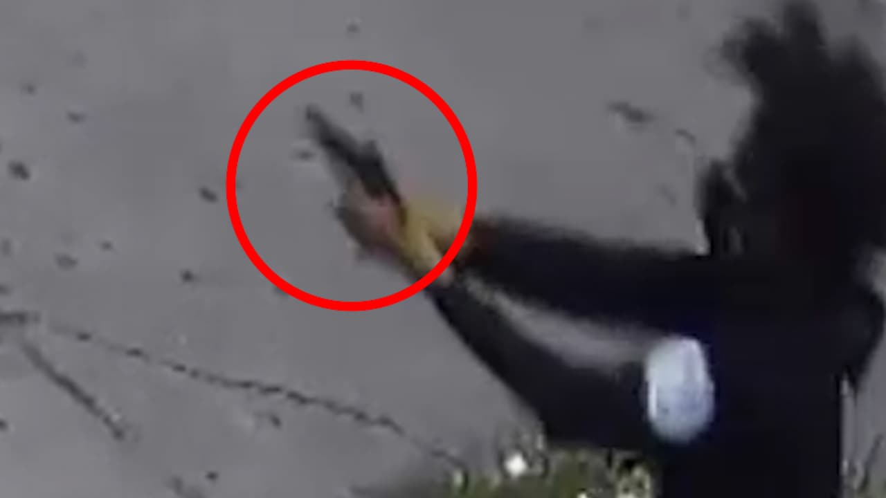 Difundieron el video de un hombre que lesionó a otros cuatro, entre ellos un menor de 16 años, en Brooklyn.