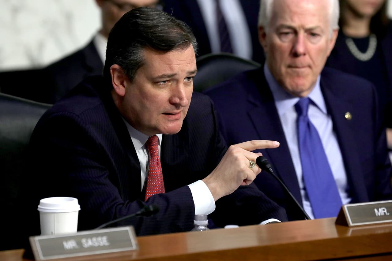 <b>21 Horas y 18 minutos. Ted Cruz (Republicano por Texas). </b>Se discutía la Ley de Apropiaciones Continuas. 24 de septiembre de 2013.