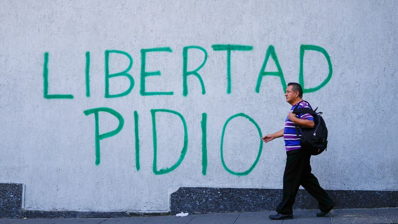 Giuliano Colazza, otro migrante venezolano en el estado de la Estrella Solitaria, también 
<b>muestra su compromiso con la causa</b>. “Estoy r
<b>eposteando todo lo que puedo por las redes sociales</b>, y a las personas que no tienen Internet, las llamo”, comenta Colazza, reflejando 
<b>la determinación de los venezolanos en el extranjero para mantenerse informados </b>y apoyar desde la distancia.