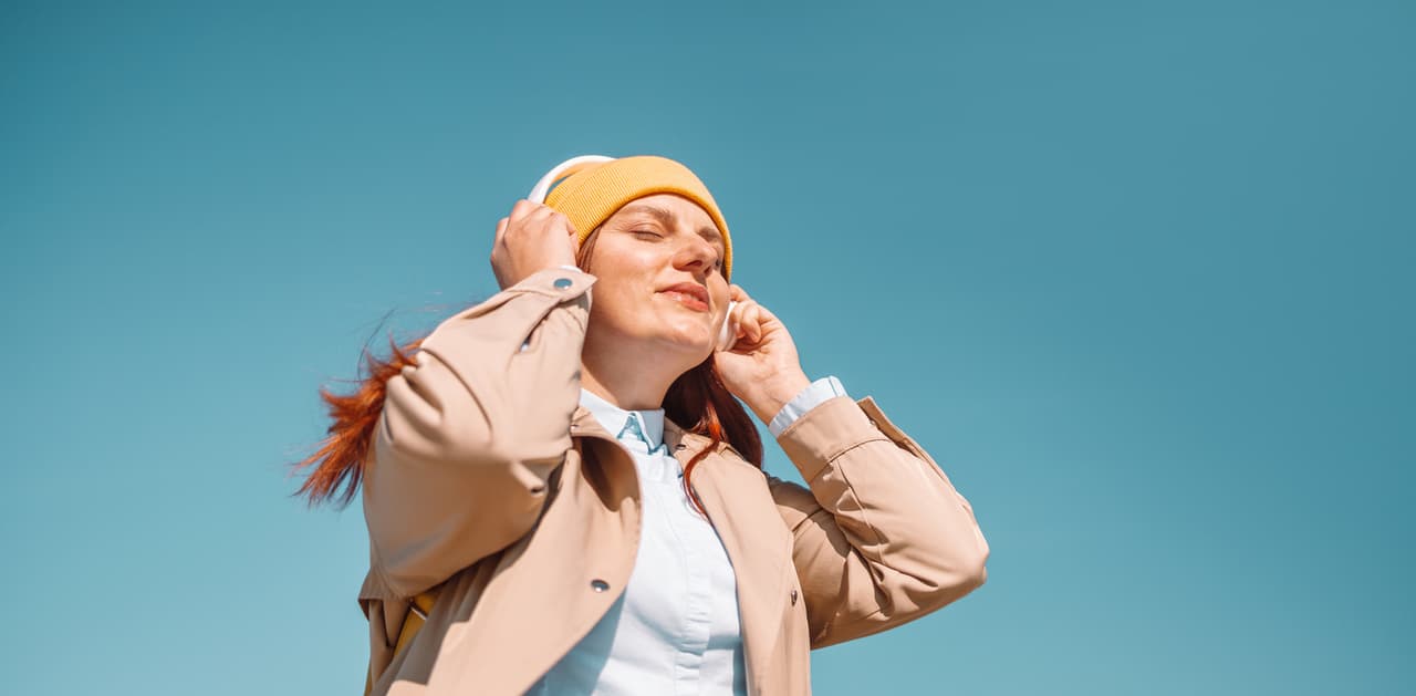 <b>8. Escucha música.</b> Uno de los remedios más eficaces para transformar un estado de ánimo negativo y reducir el estrés es escuchar música. 
<br>
<br>
<br>