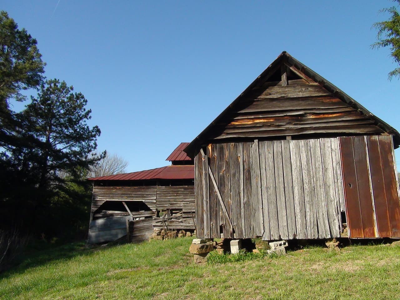 <h3 class="cms-H3-H3">15. Gadsden, Alabama</h3>
<br>
<br>💵
<b> Tasa de pobreza concentrada: </b>25.7%
<br>
<br>💵 
<b>Tasa de pobreza en general: </b>16.0%
<br>
<br>💵 
<b>Barrios en extrema pobreza: </b>5 de 33.
<br>
<br>💵 
<b>Ingreso promedio por hogar: </b>$30,882 en barrios pobres, $64,411 en el resto.
<br>