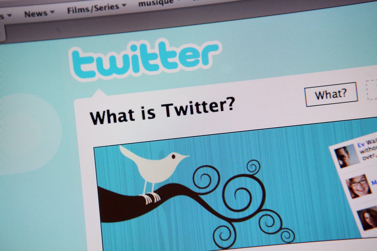 <a href="https://www.nytimes.com/2009/05/07/technology/personaltech/07basics.html" target="_blank">"La Twittermanía solo ha comenzado"</a>, decía un artículo de 
<i>The New York Times </i>en 2009 que resaltaba lo siguiente: "Oprah Winfrey otorgó el estrellato pop en abril... a Twitter, la red social en línea que ha alejado de sus blogs tanto a celebridades de Hollywood como a aficionados del sótano". El diairio hablaba del tuit inaugural de la presentadora: "SENTIRSE REALMENTE EN EL SIGLO XXI", escribió ella. 
<br>
<br>Esta imagen muestra cómo lucía el logo ya para el año 2009. En ese año, Twitter era una 'sensación'.