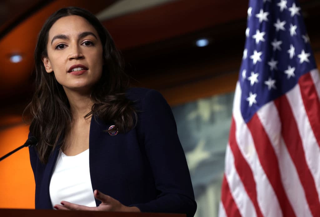 Ocasio Cortez preguntó a sus seguidores por qué la reeligieron pero también votaron por Trump: esto fue lo que le dijeron