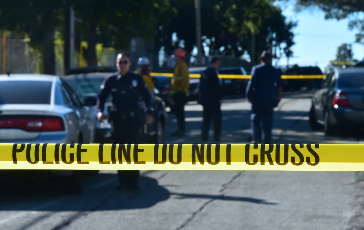 <b>2) Violencia en las vías</b>
<br>Cifras del Departamento de Policía de Los Ángeles, han registrado un aumento alarmante del 41,1% en casos de furia al volante en los primeros cuatro meses del 2022. En ciertas ocasiones, los involucrados han usado armas de fuego que han terminado con la vida de inonocentes. Como fue el 
<a href="https://www.univision.com/local/los-angeles-kmex/furia-al-volante-muerte-marco-lara-california" target="_blank">caso de asesinato de Antonio Lara Maceda</a>, quien murió a balazos a manos de un conductor enfurecido mientras viajaba en la autopista 15 con su familia.