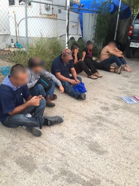 Las tarifas que deben pagar los migrantes ahora superan los $10,000. Sin embargo, ellos reciben un trato miserable por parte de los coyotes mientras son llevados a sus destinos, de acuerdo con las autoridades.