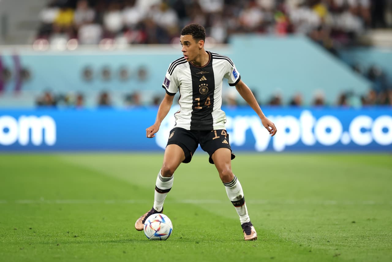 <h3 class="cms-H3-H3">6. Alemania</h3>
<br>
<br>⚽ 
<b>Valor de la plantilla:</b> $1,050 millones.
<br>
<br>⚽
<b> Jugador más caro:</b> Jamal Musiala.
<br>
<br>⚽ 
<b>Costo de transferencia de su jugador más caro: </b>$156 millones.
<br>