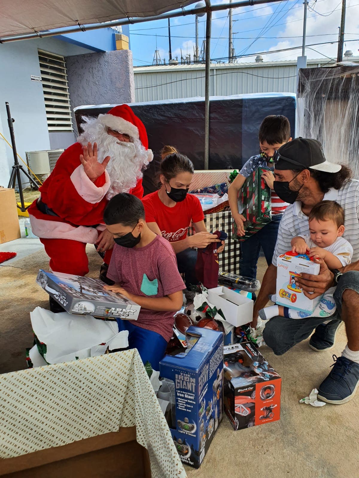 Los agentes obsequiaron con artículos de primera necesidad, equipo electrónico, muebles, comestibles y juguetes los cuales hicieron felices a los niños. 
<br>
<br> 
<br>