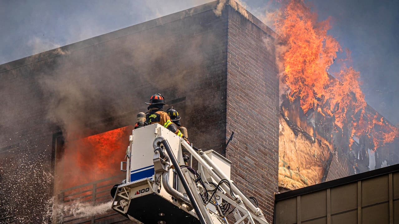 Un incendio de seis alarmas, 
<b>considerado uno de los más grandes en la historia reciente de la ciudad de Fort Worth, dejó sin hogar a 834 personas</b> este lunes 23 de junio en el complejo de apartamentos The Cooper, ubicado sobre 
<a href="https://g.co/kgs/EV6xA25" target="_blank">la calle West Rosedale</a>. Las llamas se extendieron por horas y 
<a href="https://www.univision.com/local/dallas-kuvn/incendio-de-cinco-alarmas-en-fort-worth-deja-un-herido-y-provoca-evacuacion-total-fotos" target="_blank">obligaron a movilizar a más de 150 bomberos y 64 unidades de emergencia. </a>