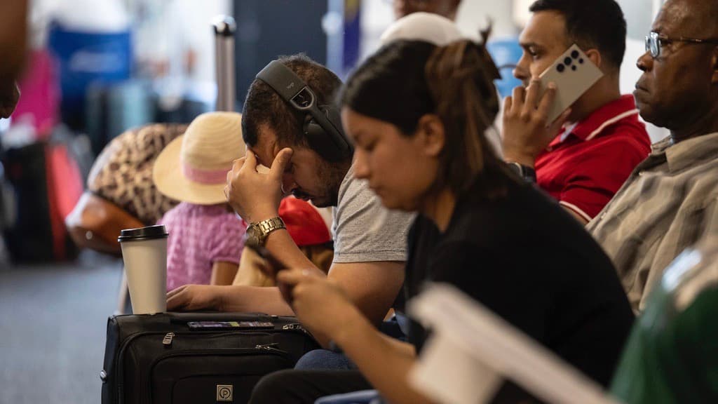 Esto es lo que puedes hacer si tu vuelo se retrasó o canceló por el colapso informático global 