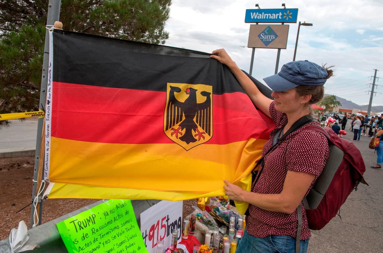 Una bandera de Alemania en el altar improvisado frente a la tienda Walmart donde ocurrió la tragedia en El Paso. Entre los 22 fallecidos en el paso está Alexander Gerhard Hoffman, un alemán de 66 años.
<br>