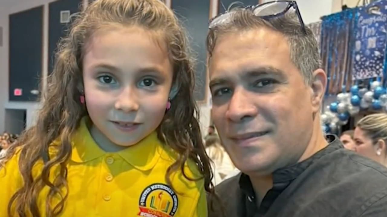 Joany Figueredo y Stephanie, padre e hija, juntos en un evento de la escuela de la menor.