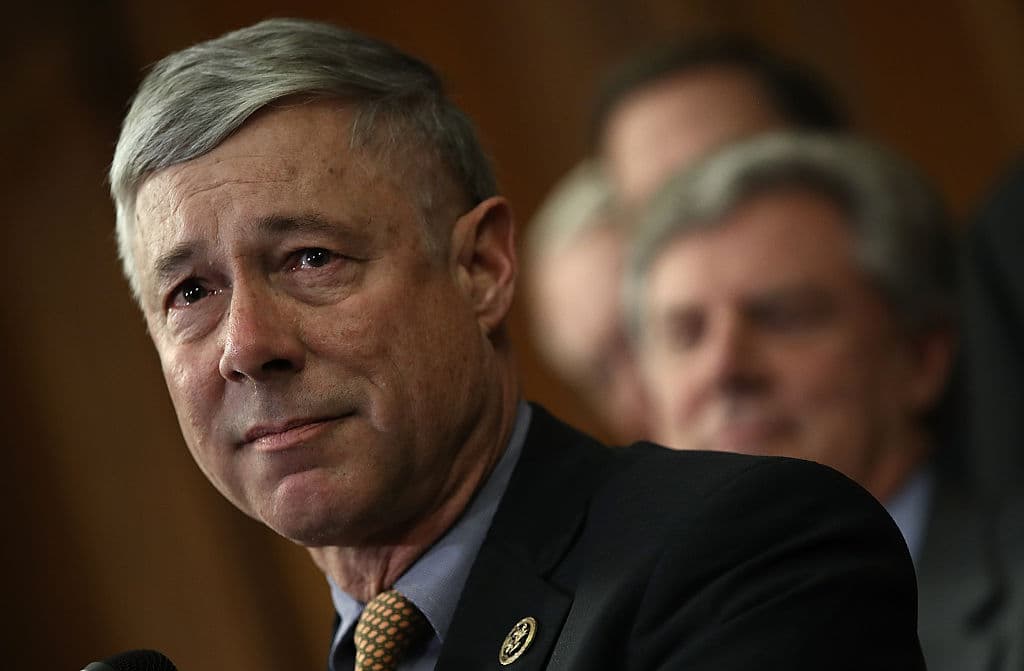 <b>Fred Upton (Michigan). No busca reelección. </b>Fue elegido por primera vez para representar el Cuarto Distrito de su estado en el Congreso en 1986 y representa al Sexto Distrito desde 1993. Desde entonces ha ganado con relativa facilidad sus reelecciones. 
<br>
<br>
<b>Sin embargo, en abril de este año anunció que no buscaría la reelección tras una redistribución de distritos en su estado. </b>
<br>
<br>El Congreso "debe hacer que el presidente Trump rinda cuentas y enviar un mensaje claro de que nuestro país no puede tolerar ningún esfuerzo de ningún presidente para impedir la transferencia pacífica del poder", dijo al votar a favor del segundo juicio político al expresidente, tras la insurrección del 6 de enero de 2021. 
<br>
