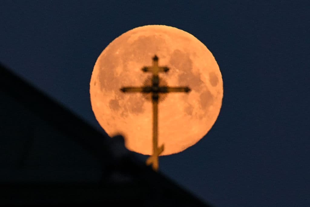 Asómate a ver el cielo este sábado para ver la luna llena rosa (te explicamos por qué se llama así)