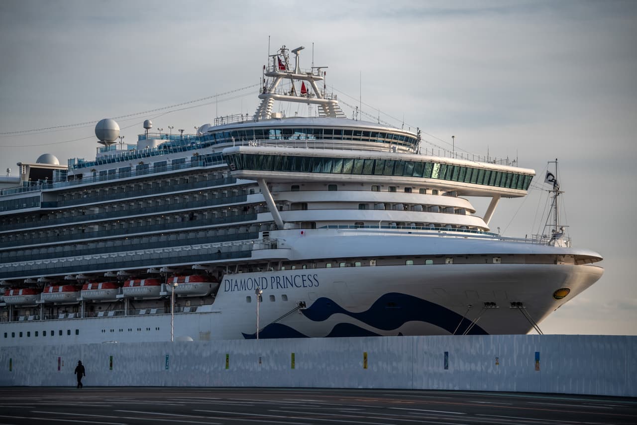 Mientras en Japón confrontan la crisis del crucero donde han detectado decenas de pasajeros con coronavirus, en China 
<b>la cifra de muertos por el brote aumentó a 636, incluido</b> 
<b>el doctor Li Wenliang</b> que se metió en problemas con las autoridades comunistas por alertar sobre la enfermedad.