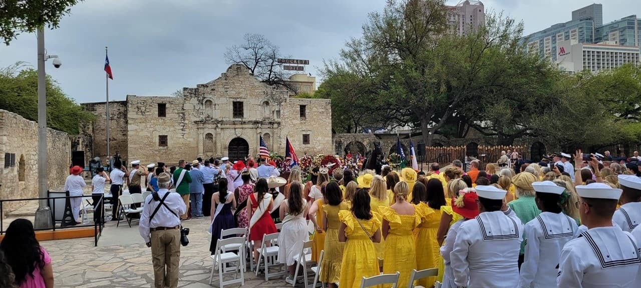 <h2 class="cms-H2-H2">Annual Pilgrimage to the Alamo </h2>
<br>
<ul>
 <li class="li1">Cuándo: 28 de abril</li>
</ul> 
<ul>
 <li class="li1">Hora: 16:00 a 17:00 horas</li>
</ul> 
<ul>
 <li class="li1">Dónde: The Alamo</li>
</ul> 
<ul>
 <li class="li1">Qué es: Es una procesión en silencio desde el Vietnam War Memorial hacia El Alamo con flores y tributo a los que murieron defendiendo el Alamo en 1836.</li>
</ul> 
<ul>
 <li class="li1">Costo: Gratis</li>
</ul>
